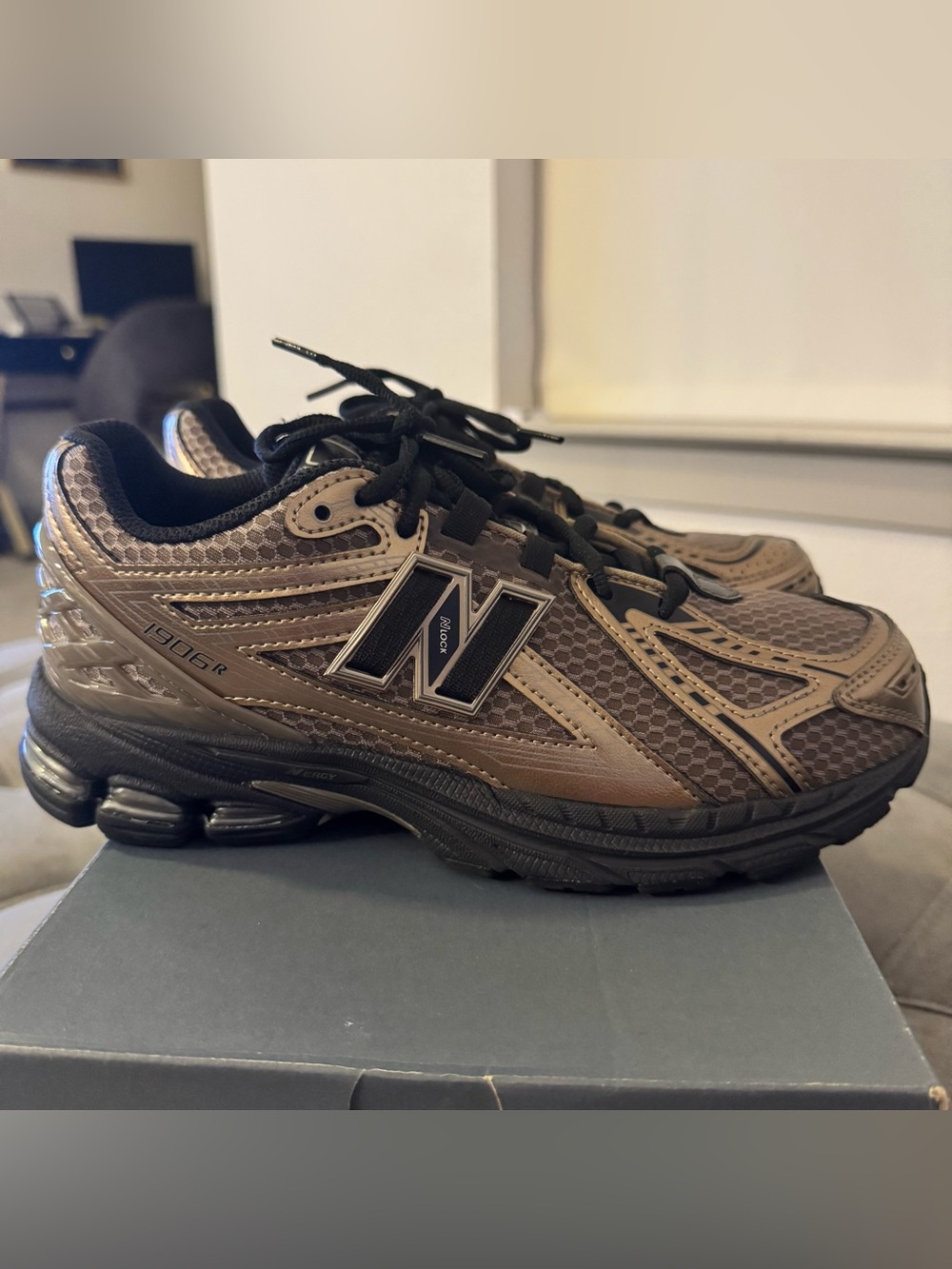 New Balance Women’s 1906R Sneakers in Bronze and Black Size 8W / 6.5Y NIB